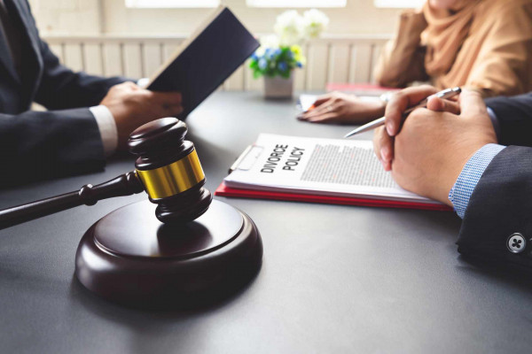 Procédure civile avec un avocat des affaires familiales pour lancer une demande de divorce à Saint-Nazaire